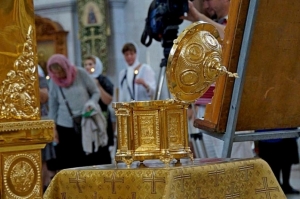 Мощи Матроны Московской вместе с иконой выставлены для всеобщего поклонения в Спасо-Преображенском кафедральном соборе